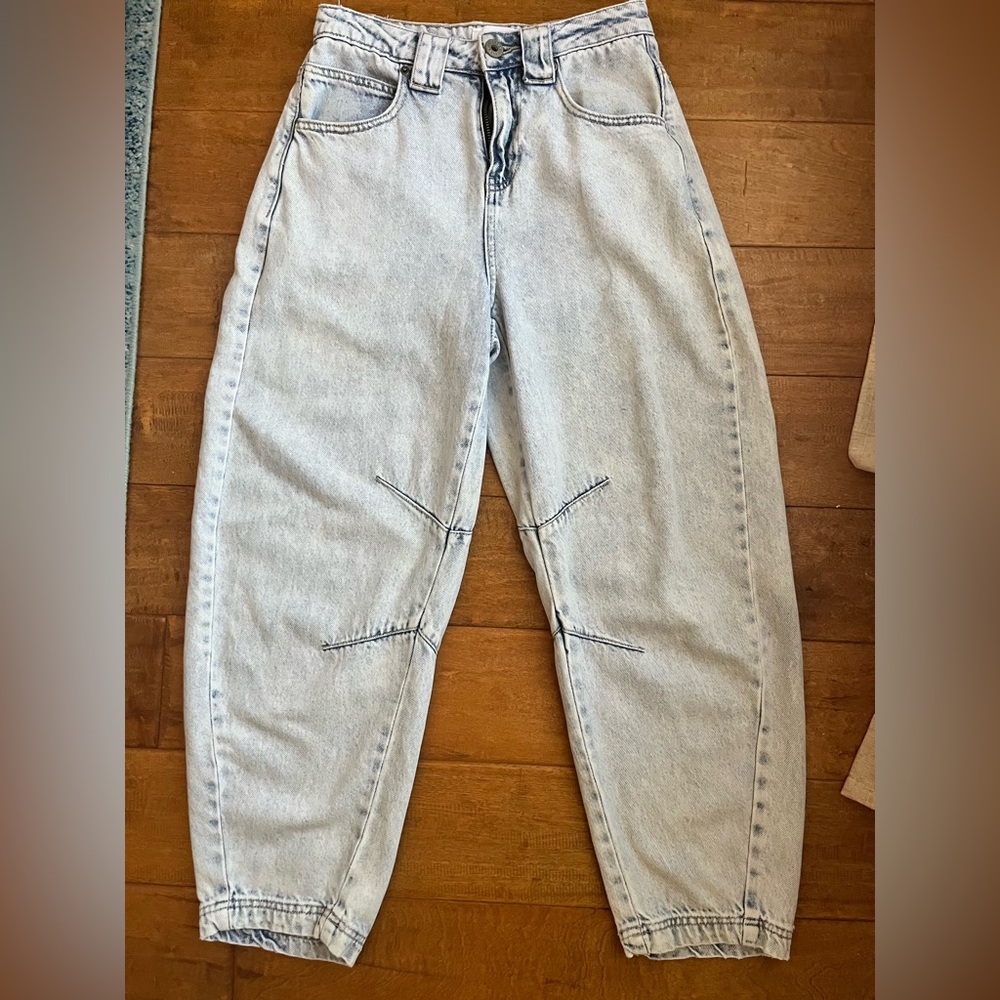 Dillards light wash Barrel jeans!